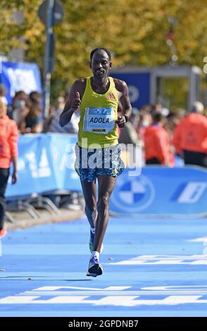 Guye Adola (ETH) gewinnt das Herrenrennen in 2:05:45 während des Berlin-MARATHON am Sonntag, 26. September 2021 in Berlin. (Jiro Mochizuki/Image of Sport) Stockfoto