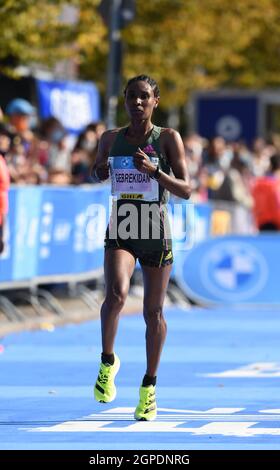 Hiwot Gebrekidan (ETH) belegt den zweiten Platz im Frauenrennen in 2:21:23 Uhr; beim Berlin-Marathon am Sonntag, 26. September 2021 in Berlin. (Jiro Mochizuki/Bild des Sports) Stockfoto