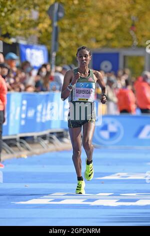 Hiwot Gebrekidan (ETH) belegt den zweiten Platz im Frauenrennen in 2:21:23 Uhr; beim Berlin-Marathon am Sonntag, 26. September 2021 in Berlin. (Jiro Mochizuki/Bild des Sports) Stockfoto