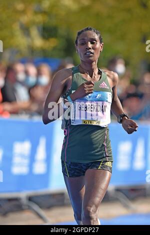 Hiwot Gebrekidan (ETH) belegt den zweiten Platz im Frauenrennen in 2:21:23 Uhr; beim Berlin-Marathon am Sonntag, 26. September 2021 in Berlin. (Jiro Mochizuki/Bild des Sports) Stockfoto