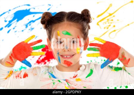 Funny Girl mit Händen und Gesicht voller Farbe auf weißem Hintergrund Stockfoto