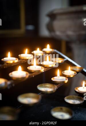 Kerze der Erinnerung brennendes Licht und hell in der Kirche. Flamme und Docht brennen für Trauerfall. Stockfoto