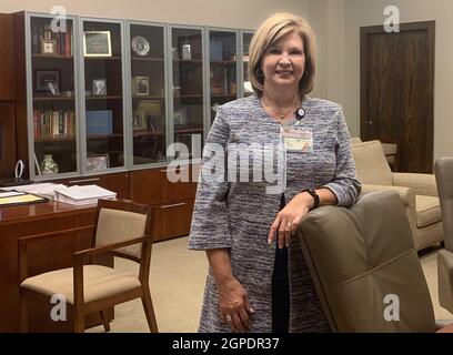 Jackson, USA. September 2021. Louann Woodward, Direktorin des medizinischen Zentrums der Universität von Mississippi, steht in ihrem Büro. Vor allem im Süden sind viele gegen Impfungen resistent. „Ich denke, die Amerikaner im Allgemeinen, aber vielleicht mögen es die Menschen in Mississippi ein wenig mehr, nicht gesagt zu werden, was sie tun sollen“, sagt Louann Woodward. (Zu dpa: 'Die USA zwischen Hoffnung und Angst: Ende der Delta-Welle in Sicht?') Quelle: Julia Naue/dpa/Alamy Live News Stockfoto