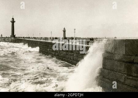 Whitby West Pier an einem stürmischen Sonntag im Juli 1926 Stockfoto