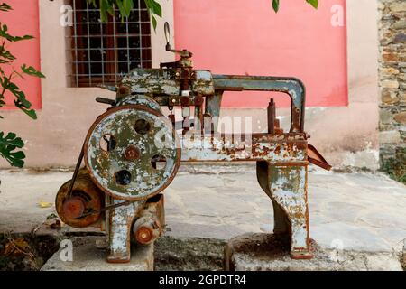 Alten verrosteten Maschine in einen Garten für Exposition entfernt Stockfoto