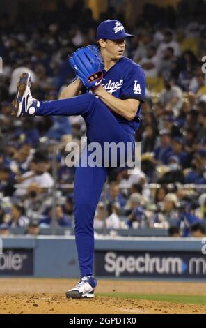 Los Angeles, USA. September 2021. Der Los Angeles Dodgers Startkanonier Walker Bühler kommt am Dienstag, dem 28. September 2021, beim sechsten Inning im Dodger Stadium in Los Angeles gegen die San Diego Padres an den Start. Die Dodgers besiegten die Padres 2-1 hinter sieben Shutout-Innings von Bühler. Foto von Jim Ruymen/UPI Credit: UPI/Alamy Live News Stockfoto