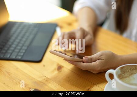 Nahaufnahme, Frau mit Smartphone für die Verwaltung ihrer Agenda oder Liste zu tun, Entspannung auf Handy-Anwendung Stockfoto