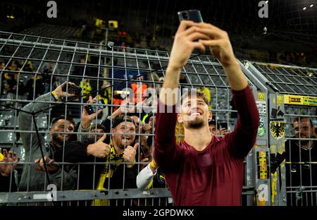 Schlussjubel: Torwart Gregor Kobel (BVB) macht Foto mit Fans Borussia Dortmund - Sporting Club Lissabon 28.09.2021, Fussball; UEFA Champions League, Stockfoto