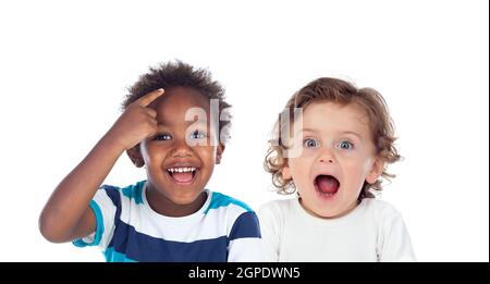 Kinder, die die Ohren bedeckten und von einem lauten, auf weißem Hintergrund isolierten Geräusch schockiert waren Stockfoto
