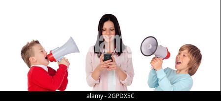 Kinder gegen eine bruentte Mädchen mit einem mobilen Schreien über Megaphone auf weißem Hintergrund Stockfoto