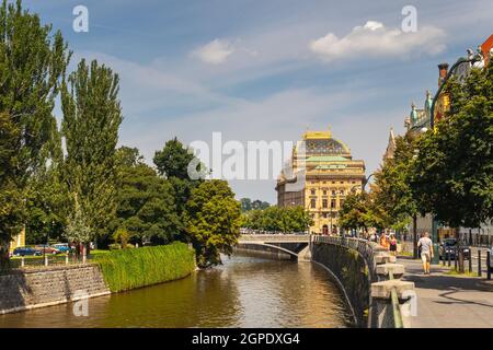 Gebäude des Nationaltheaters am Ufer der Moldau, dem Moldaudamm in Prag, Tschechische republik Stockfoto