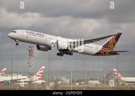 Die indische Fluggesellschaft Vistara Boeing 787-9 Dreamliner VT-TSD fliegt vom Flughafen London Heathrow, Großbritannien, ab Stockfoto