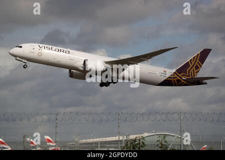 Die indische Fluggesellschaft Vistara Boeing 787-9 Dreamliner VT-TSD fliegt vom Flughafen London Heathrow, Großbritannien, ab Stockfoto