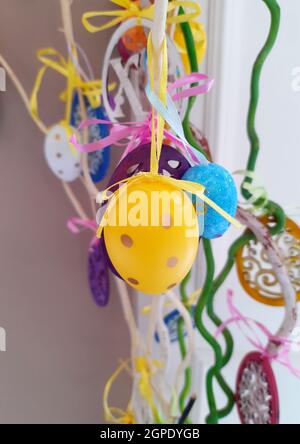 Am Vorabend von Ostern, festliche Dekorationen in Form von bunten Ostereiern. Stockfoto