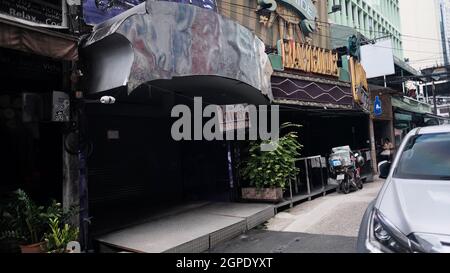 Geschlossener Nachtclub Soi Cowboy Entertainment Zone in Bangkok Thailand schloss Covid 19 Pandemic Lockdown Maintenance Crew ab Stockfoto