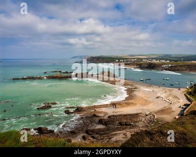 Blick vom Compass Point auf das wunderschöne azurblaue Meer rund um die Bude Breakwater mit dem Hafen und dem Meerpool in der Ferne. Stockfoto