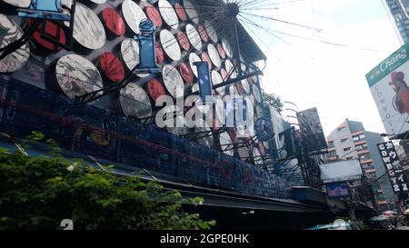 Tilac Bar Soi Cowboy Entertainment Zone in Bangkok Thailand schloss Covid 19 Pandemic Lockdown Maintenance Crew ab Stockfoto