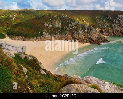 Der mehrfach preisgekrönte Porthcurno Beach in Cornwall, berühmt für seinen weißen Sand und das türkisfarbene Meer. Stockfoto