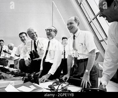 7/16/69 Missionsbeamte (einschließlich Dr. von Braun) entspannen sich im Launch Control Center nach dem erfolgreichen Apollo 11 Liftoff 69-H-1159, NASA-Beamte, (von links nach rechts) Charles W. Mathews; Dr. Wernher von Braun, Direktor, Marshall Space Flight Center (MSFC); Dr. George E. Mueller, Associate Administrator für Marned Space Flight; Und Air Force LT. General Samuel C. Phillips, Apollo Program Director, feiern den erfolgreichen Start von Apollo 11 im Kontrollraum des Kennedy Space Center (KSC) am 16. Juli 1969. Die Apollo 11-Mission mit einer Besatzung von drei Personen wird durch das Startfahrzeug Saturn V verstärkt: