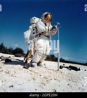 (22. März 1972) --- Astronaut Charles M. Duke Jr., Apollo 16 Mondmodulpilot, trainiert auf einer simulierten Mondoberfläche im Kennedy Space Center (KSC) mit einem Kernrohr mit einem Hammer. Stockfoto