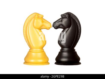 Schwarze und weiße Ritter von Angesicht zu Angesicht. Symmetrische Stücke von Schach Stockfoto