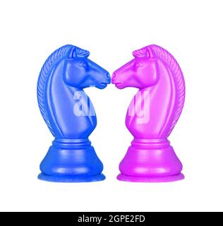 Blaue und rosa Ritter von Angesicht zu Angesicht. Symmetrische Schachfiguren Stockfoto