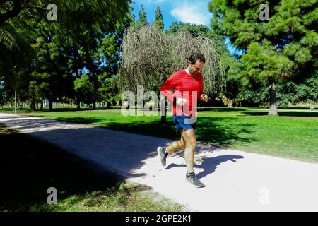 Aktiver Mann Running Park, gesunder Lebensstil Stockfoto