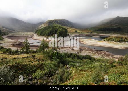 25. September2021 Haweswater Reservoir, In Der Nähe Von Penrith Cumbria. In der Umgebung von Manchester und in den Pennines sind die Niveaus gesund, aber Haweswater und Thirlmere, die 1935 und 1896 von den Manchester Waterworks gebaut wurden, haben nur noch etwa 30 % übrig, wobei Thirlmere über 8 Meter unter dem vollen Niveau liegt. Und das Niveau ist gesunken, bis die Überreste des Dorfes Mardale, das während der Bauarbeiten zerstört wurde, jetzt zu sehen sind. Und mir wurde gesagt, dass dies das trockenste im Lake District seit 130 Jahren ist, da die Gegend zu einer belebten Touristenattraktion geworden ist.die Besitzer Stockfoto