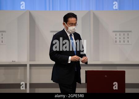 (210929) -- TOKIO, 29. September 2021 (Xinhua) -- Fumio Kishida stimmt bei den Präsidentschaftswahlen der Liberal-Demokratischen Partei (LDP) am 29. September 2021 in Tokio, Japan, ab. Fumio Kishida gewann am Mittwoch die Präsidentschaftswahl der regierenden Liberaldemokratischen Partei Japans (LDP) als Nachfolger von Premierminister Yoshihide Suga. Kishida, ehemaliger japanischer Außenminister, gewann in einer Stichwahl 257 Stimmen gegen seinen Konkurrenten Taro Kono, der 170 Stimmen erhielt. (Carl Court/Pool über Xinhua) Stockfoto