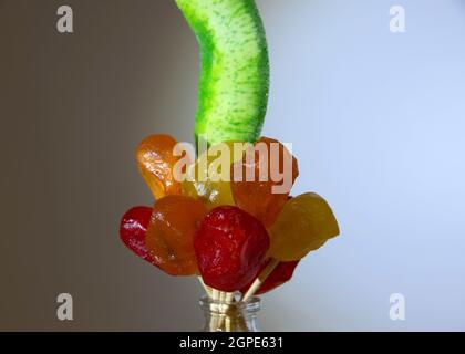 Leuchtend grüner kandierter Pomelo und getrockneter Kumquat gelb-rot aus der Nähe. Getrocknete Früchte. Stockfoto