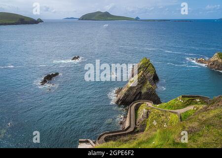 Wunderschöner Dunquin Pier und Hafen mit hohen Klippen, türkisfarbenem Wasser und Inseln, Dingle, Wild Atlantic Way, Kerry, Irland Stockfoto