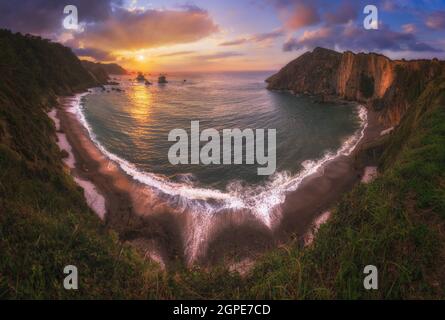 panoramica de la playa del silencio en Asturias en bonito atardecer, España Stockfoto