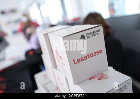 08. Oktober 2018, Hessen, Frankfurt/M.: Eine Kiste mit der Aufschrift "Lesepokal" während der Vorschau-Pressekonferenz zur Frankfurter Buchmesse 2021. Foto: Sebastian Gollnow/dpa Stockfoto