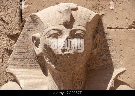 Die Statue des Pharao Thutmose III. Im Karnak-Tempelkomplex in Luxor, Ägypten Stockfoto