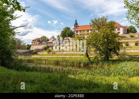 Blick auf Schloss Wilhelmsburg in Schmalkalden, Thüringen mit Park und Teich im Vordergrund Stockfoto