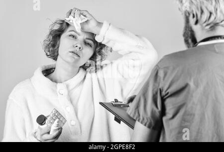 Diagnosekonzept. Fragen Sie nach Beschwerden. Medizinische Behandlung. Symptome einer Virusinfektion. Medizinische Hilfe. Verschreiben Sie Tests und Behandlung. Kranker Patient. Medizinisch Stockfoto