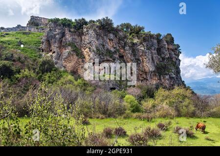 Seitenansicht der Felsen mit antiken Gräbern in Tlos, einer alten, ruinierten Zitadelle auf einem Hügel von Lykien in der Nähe der Kurstadt Seydykemer. Provinz Mugla, südl Stockfoto