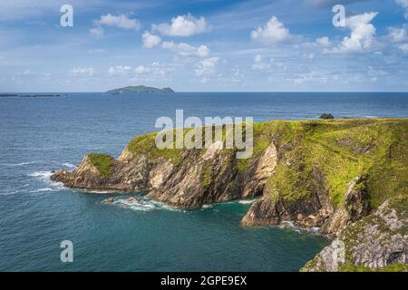 Wunderschönes türkisfarbenes und smaragdgrünes Wasser des Atlantischen Ozeans und hohe Klippen in der Nähe von Dunquin Pier, Dingle, Wild Atlantic Way, Kerry, Irland Stockfoto