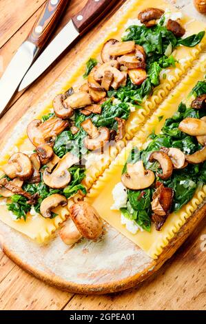 Lasagne mit Pilzen, Champignons, Käse und Spinat. Traditionelle italienische Küche. Stockfoto