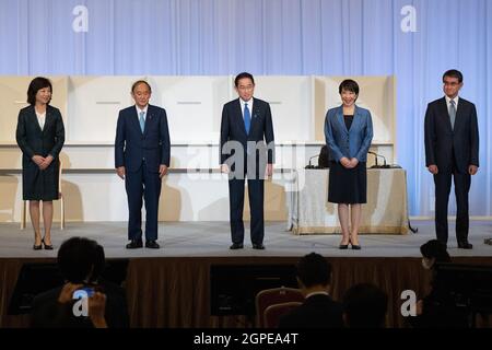 Tokio, Japan. September 2021. Der ehemalige japanische Außenminister Fumio Kishida (C) feiert mit dem scheidenden Premierminister Yoshihihide Suga (C-L) und den anderen Kandidaten Seiko Noda (L), Sanae Takaichi (C-R) und Taro Kono (R) nach dem Sieg bei den Führungswahlen der Liberaldemokratischen Partei am 29. September 2021 in Tokio, Japan. Der Nachfolger von Premierminister Suga wird Japans dritte Führungsposition während der Coronavirus-Pandemie sein und wird sich wahrscheinlich stark darauf konzentrieren, die Wirtschaft des Landes wieder auf den richtigen Kurs zu bringen. (Bild: © POOL via ZUMA Press Wire) Stockfoto