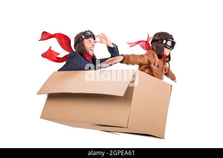 Mann und Kind spielen fliegen in einer weißen Karton-Box Stockfoto