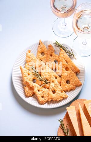 Parmesan pikante Plätzchen mit Rosmarin. Salzige Käsekekse. Gesunder Snack. Hintergrundbild. Draufsicht, Kopierplatz, flach liegend. Stockfoto