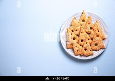 Parmesan pikante Plätzchen mit Rosmarin. Salzige Käsekekse. Gesunder Snack. Hintergrundbild. Draufsicht, Kopierplatz, flach liegend. Stockfoto