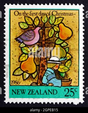 NEUSEELAND - UM 1986: Eine in Neuseeland gedruckte Briefmarke zeigt den ersten Tag der zwölf Weihnachtstage, Weihnachten, um 1986 Stockfoto