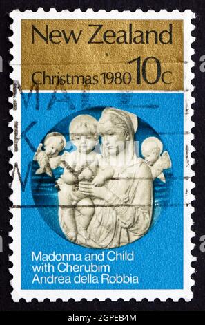 NEUSEELAND - UM 1980: Eine in Neuseeland gedruckte Briefmarke zeigt Madona und Kind mit Cherubim, von Andrea della Robbia, Weihnachten, um 1980 Stockfoto