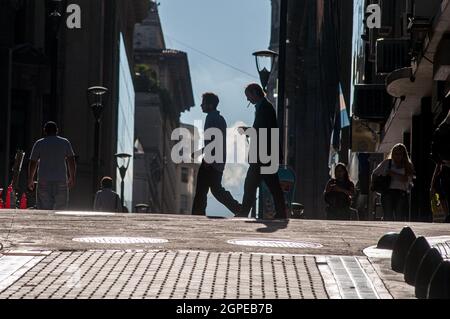 BUENOS AIRES, ARGENTINIEN - 01. Feb 2014: Eine Straßenszene in der Innenstadt von Buenos Aires an einem heißen Sommernachmittag Stockfoto