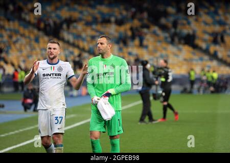 Kiew, Ukraine. September 2021. KIEW, UKRAINE - 28. SEPTEMBER 2021 - die Spieler des FC Inter Italien Samir Handanovic (R) und Milan Skriniar nach dem Spiel werden während der UEFA Champions League in Aktion gesehen - 2021/22 Runde von 16 Spielen zwischen FC Shakhtar Donetsk und FC Inter Italien beim NSC Olimpiyskiy, Kiew, Hauptstadt der Ukraine Kredit: Ukrinform/Alamy Live Nachrichten Stockfoto