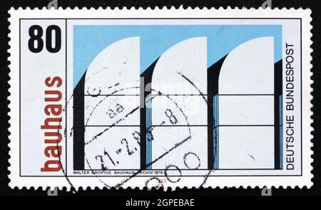 DEUTSCHLAND - UM 1983: Eine in Deutschland gedruckte Briefmarke zeigt Bauhaus-Archiv, Berlin, 1979, Bauhaus-Architektur, um 1983 Stockfoto