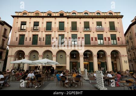 Huesca, Spanien - 20. Jul 2021: Mehrere Leute sitzen an den Tischen der Terrassen von Bars und Cafés, auf dem Luis Lopez Allue Platz Stockfoto