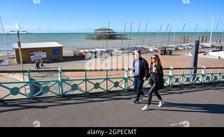 Brighton, Großbritannien. September 2021. Sir Keir Starmer, der Vorsitzende der Labour Party, spaziert mit seiner Frau Victoria entlang der Küste von Brighton, bevor er seine Rede auf der Labour Party Conference hält, die im Brighton Center stattfindet: Credit Simon Dack/Alamy Live News Stockfoto